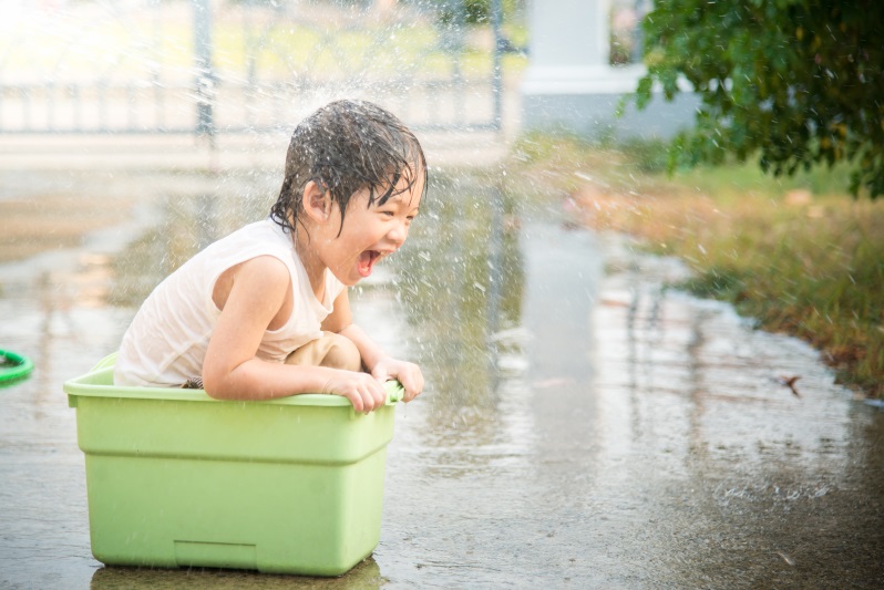 apakah bermain hujan bisa membuat anak jatuh sakit?