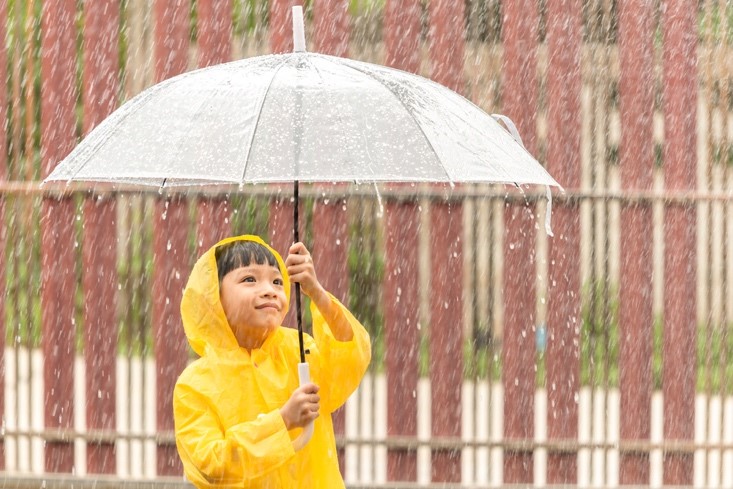 Benarkah Cuaca Panas dan Hujan Berkaitan dengan Kesehatan Anak-Anak?