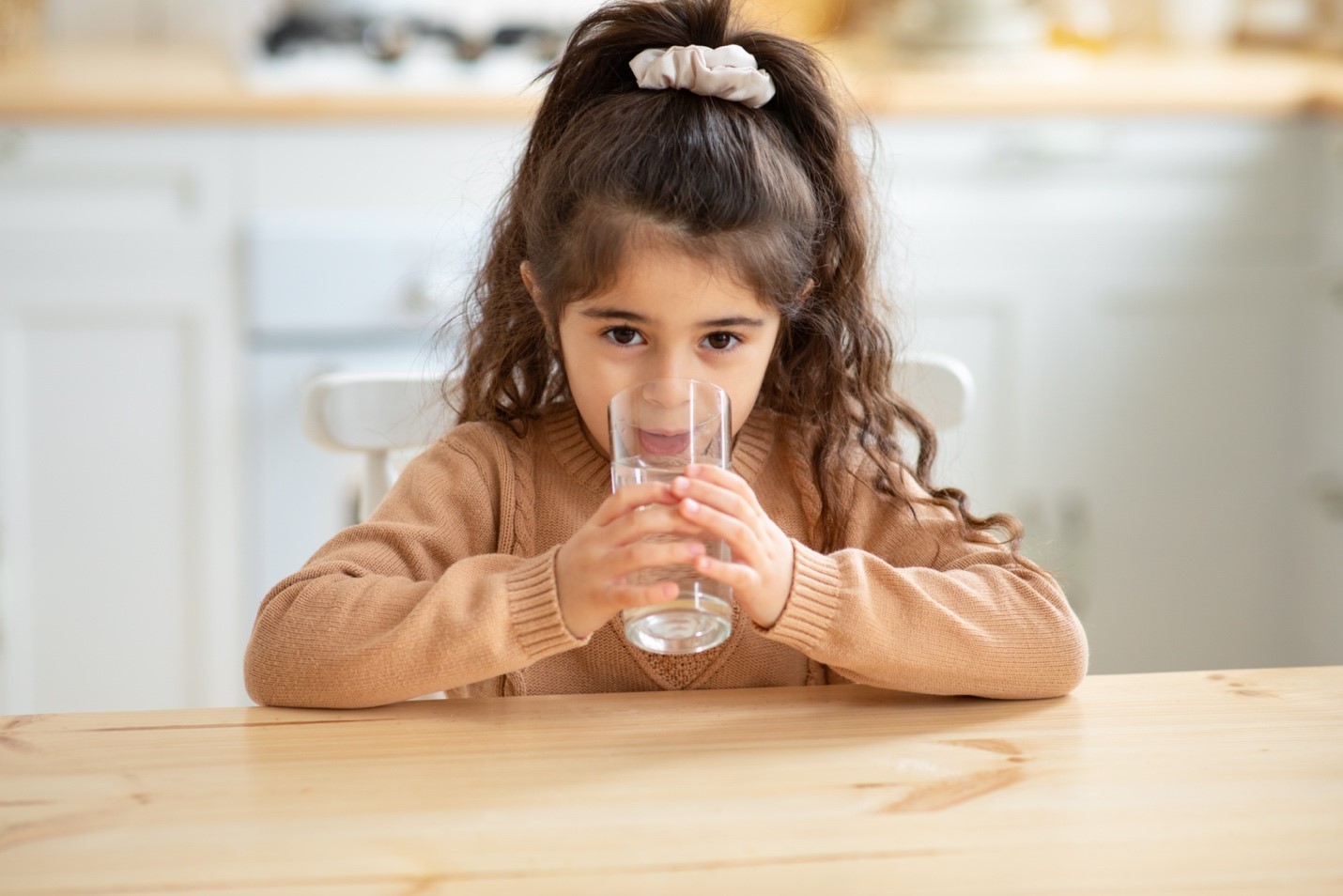 Fakta Minum Air Hangat untuk Mengatasi Flu dan Batuk pada Anak