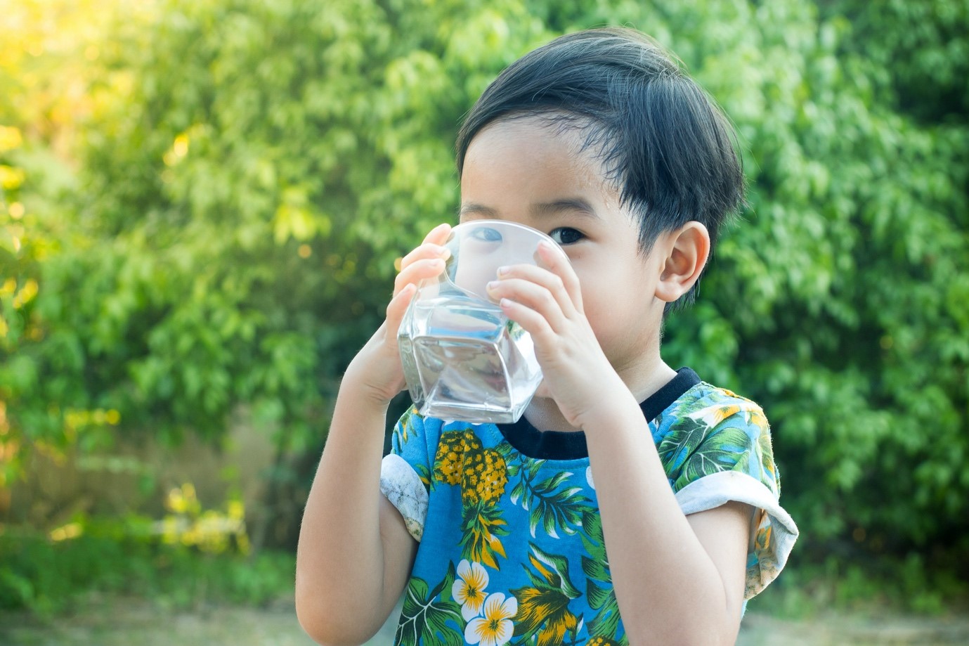 Khawatir si Kecil Dehidrasi? Ini Tips Mendorong Anak Minum Lebih Banyak