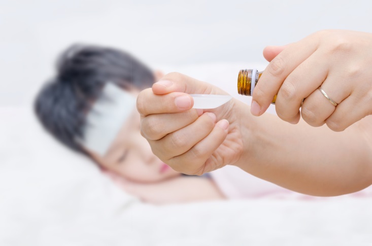 Membandingkan Kandungan Paracetamol dan Ibuprofen dalam Obat Demam Untuk Anak