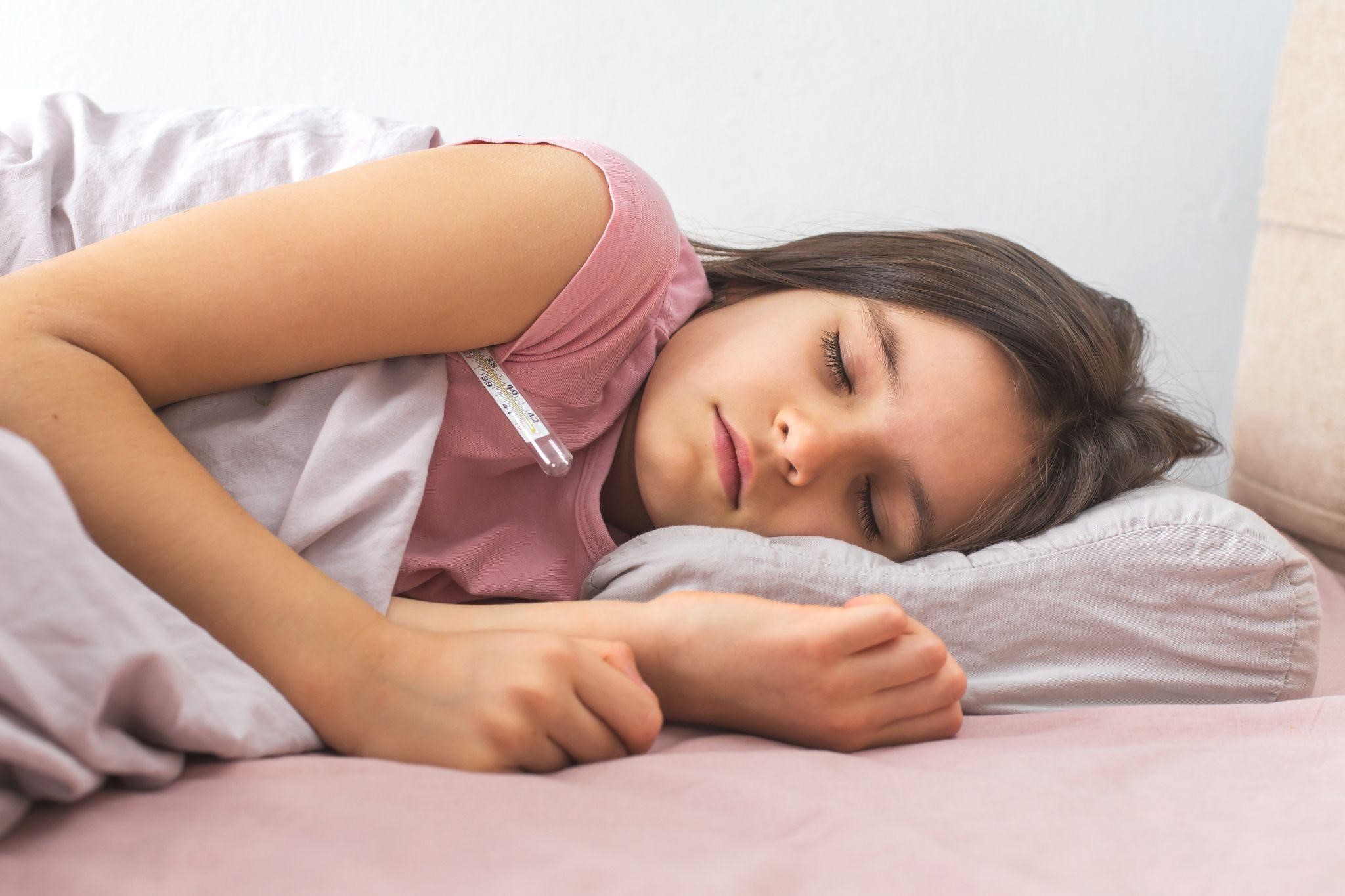 Anak Panas Demam di Malam Hari? Jangan Panik, Ikuti Langkah Berikut Ini ya Moms!