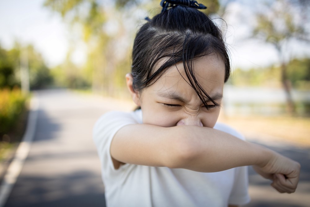 Banyak Main ke Tempat Baru, tapi Anak Bersin Terus-Menerus? Mungkin Ini Penyebabnya, Moms!
