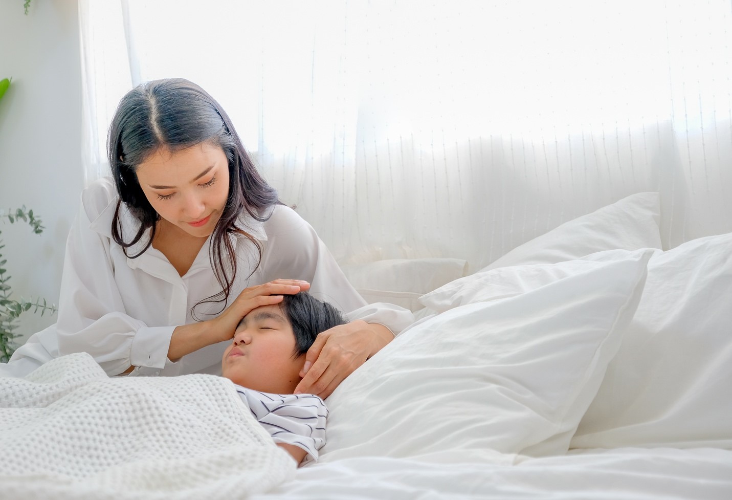 Tak Perlu Panik, Yuk Simak Penyebab Anak Demam Setelah Imunisasi Berikut Ini, Moms!
